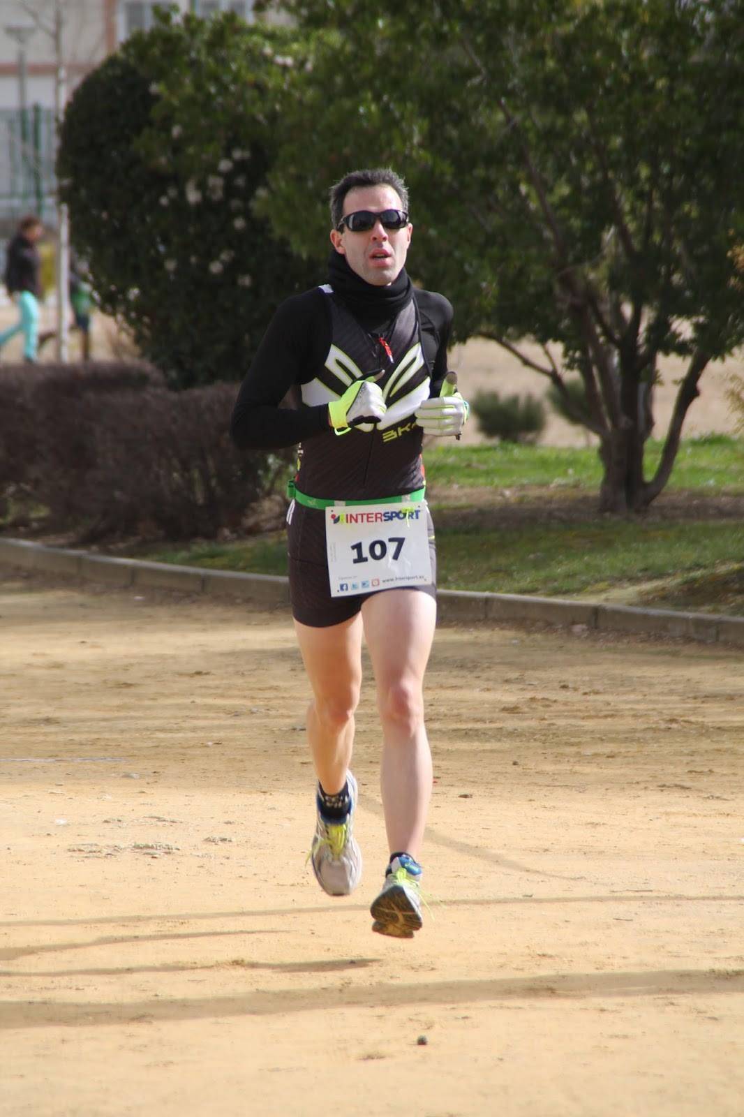 Runner con Ropa de Running BKFIT de Última Generación