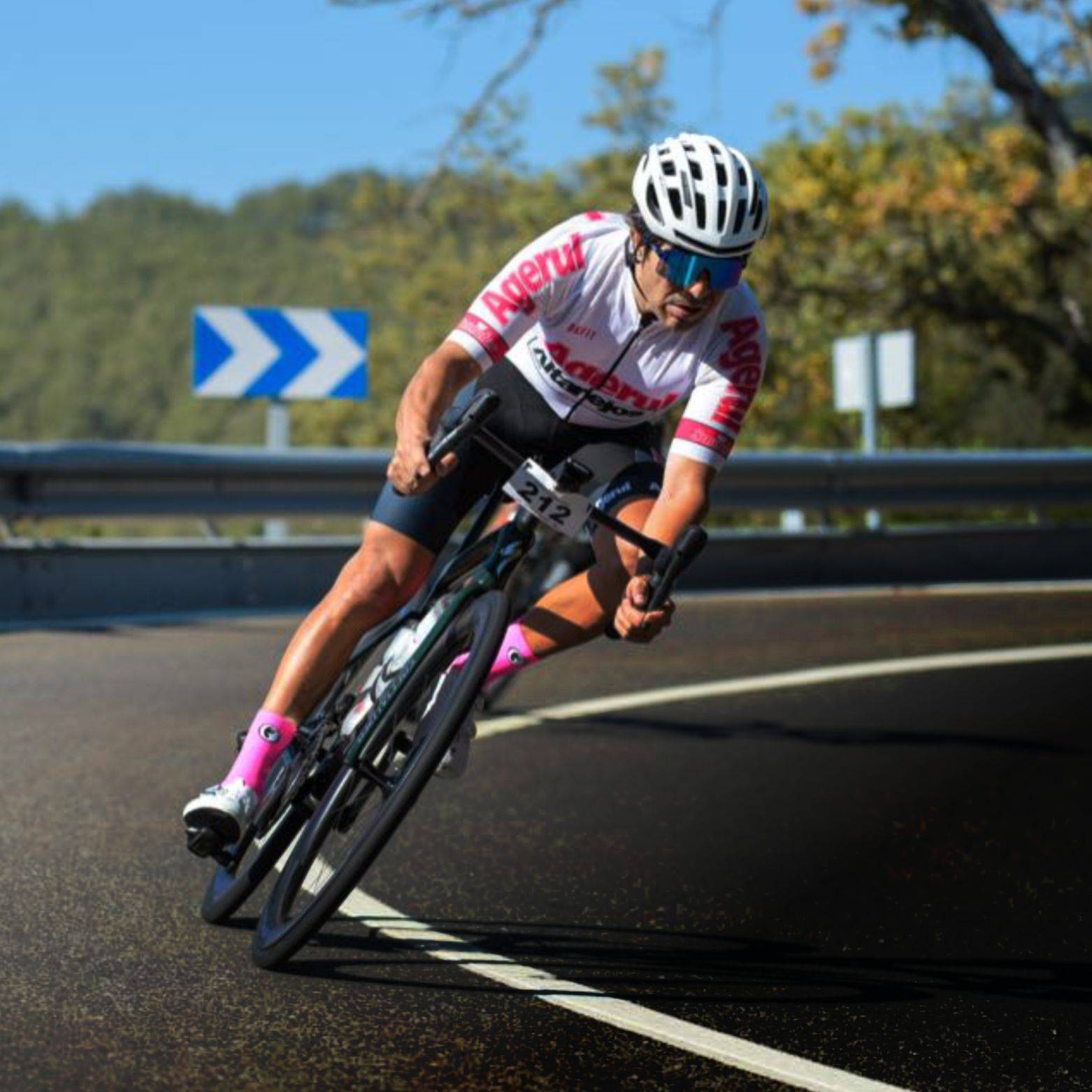 Ciclista con Ropa de Ciclismo de Alta Calidad de BKFIT