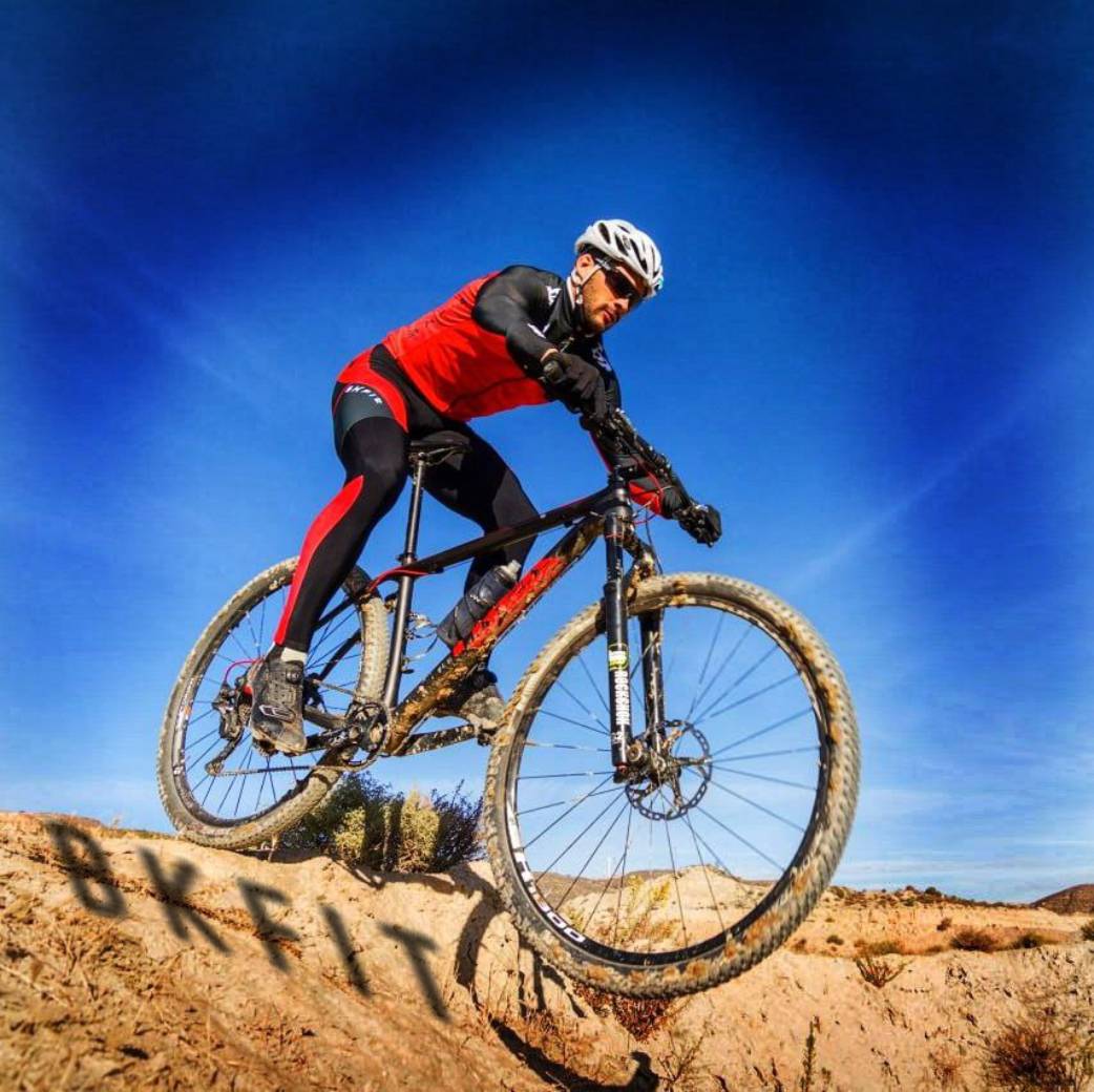 iclista en descenso de montaña con ropa de ciclismo personalizada