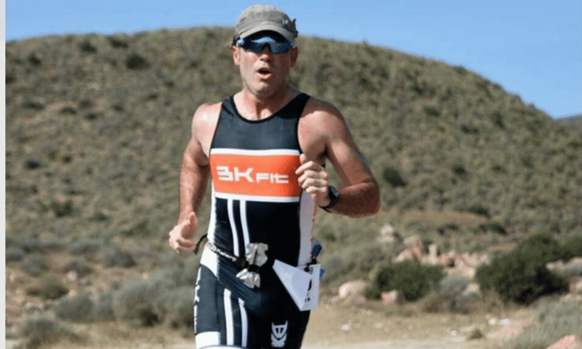 Corredor en una carrera de resistencia con ropa de running personalizada