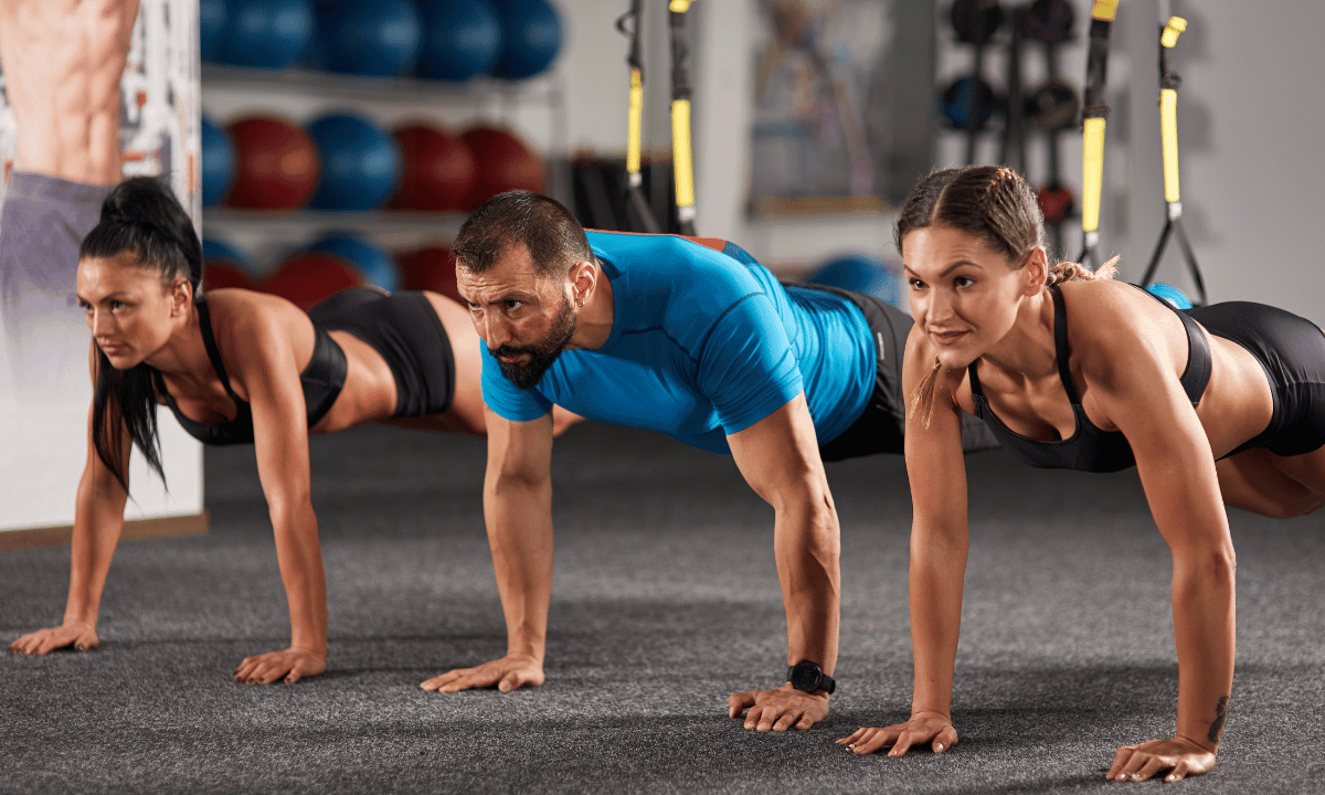 Personas en Ropa de Crossfit BKFIT de Alto Rendimiento