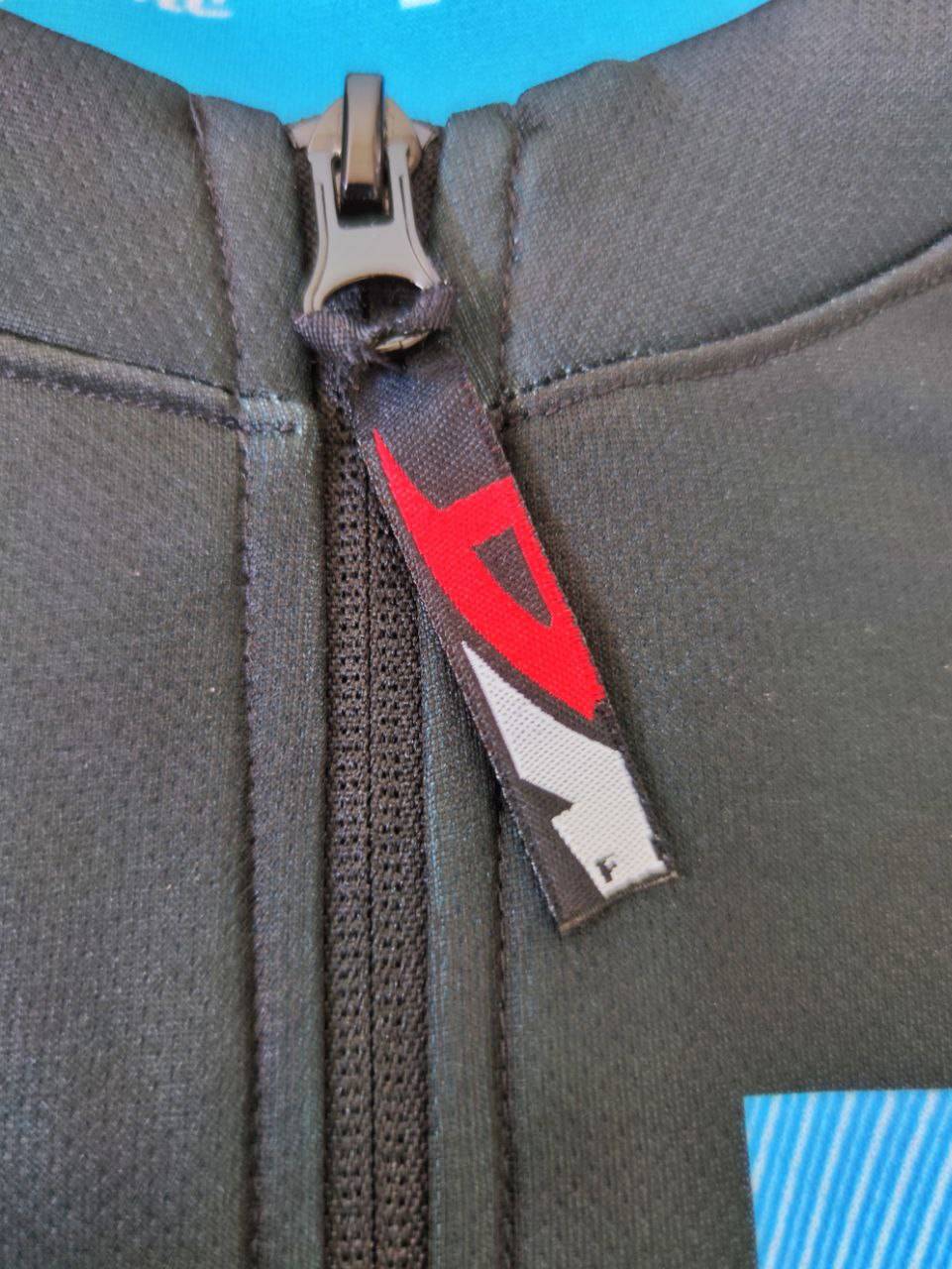 Cremalleras Ocultas en tu Maillot de Ciclismo Personalizado